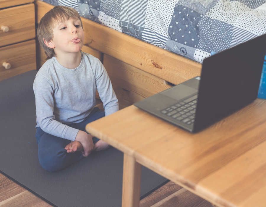 Imagen que representa un niño frente al ordenador realizando Logopedia Online